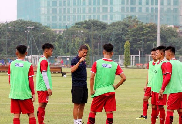 Chủ nhà Indonesia thiếu sót, HLV U19 Việt Nam làm điều 'lạ'