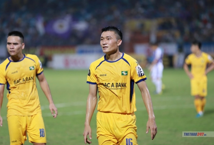 Đá với 10 người, SLNA vẫn đánh bại Thanh Hóa FC