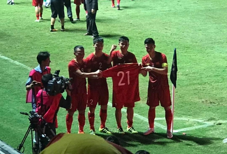 Cầu thủ Việt Nam tri ân Đình Trọng sau trận thắng Thái Lan