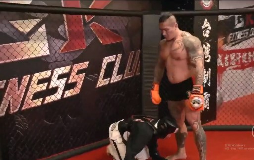 VIDEO: Thách đấu võ sĩ MMA, anh hùng bàn phím khóc lóc van xin thua