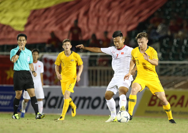 VIDEO: U18 Việt Nam đánh bại U18 Singapore 3 bàn không gỡ