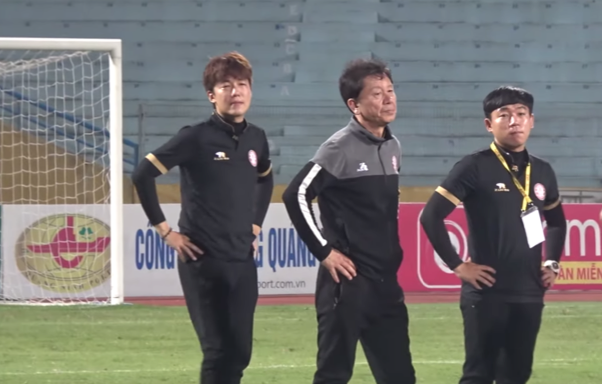VIDEO: Trợ lý của HLV Chung Hae Seong bật khóc sau trận thua Hà Nội FC