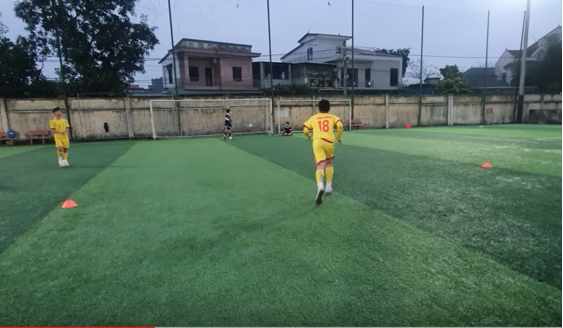 VIDEO: 'Không thể tin vào mắt mình' trước tài nghệ sút xa của U12 SLNA