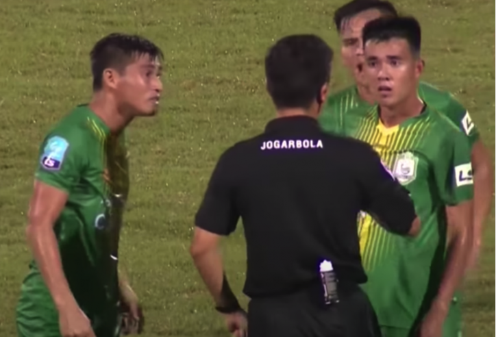 VIDEO: Trọng tài Việt Nam bị 'quây' sau bàn thắng gây tranh cãi