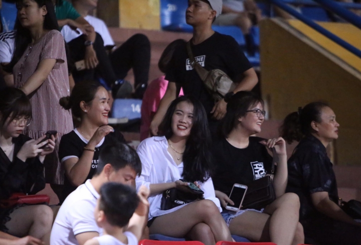 VIDEO: Bạn gái Quang Hải và Văn Hậu 'đọ sắc' tại Hàng Đẫy