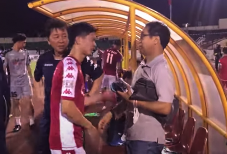 VIDEO: Trợ lý HLV Park xuống sân chúc mừng Công Phượng ghi bàn