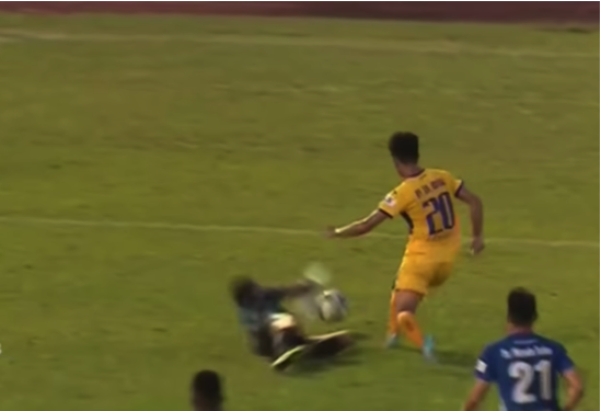 VIDEO: Phan Văn Đức bị trọng tài 'cướp trắng' 1 quả penalty