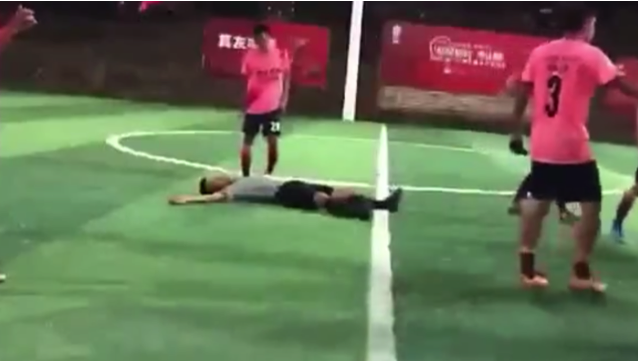 VIDEO: SỐC! Cầu thủ Trung Quốc đấm trọng tài gục trên sân cỏ