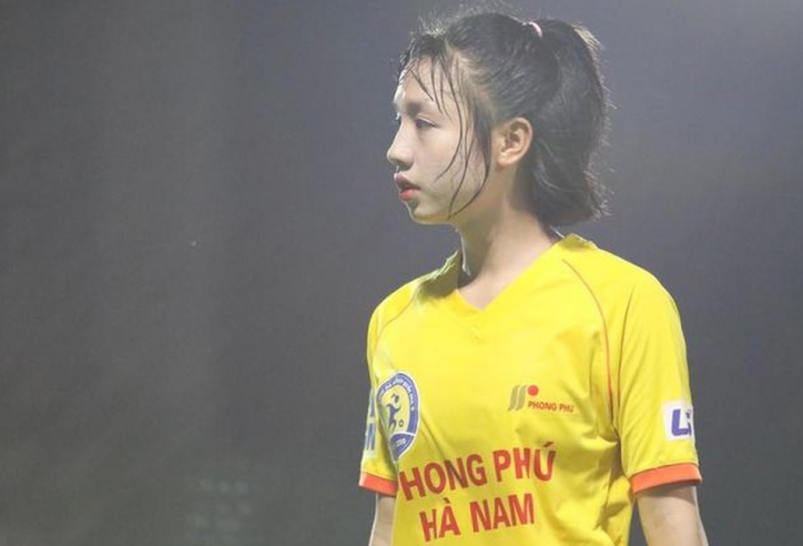 VIDEO: Nữ cầu thủ đẹp nhất Việt Nam căng mình tập ướt đẫm mồ hôi