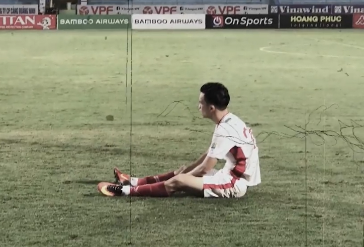 VIDEO: Tiền vệ ĐT Việt Nam ngồi khóc sau khi thua Hà Nội