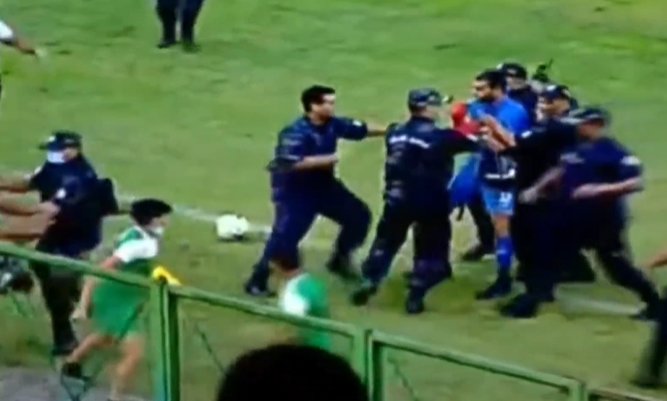 VIDEO: Không chịu bắt kém, thủ môn nhọ nhất năm bị đánh hội đồng