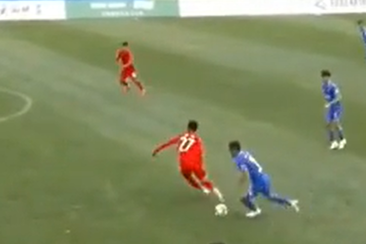 VIDEO: Cầu thủ Trung Quốc 'múa' như Messi rồi làm điều không tưởng