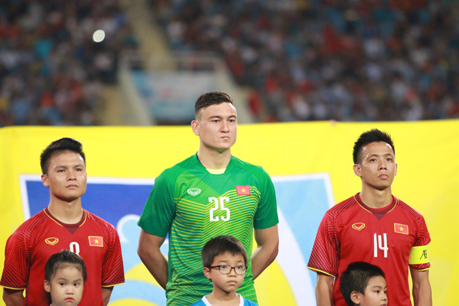 Kiatisak đưa thủ môn số 1 Việt Nam về HAGL?