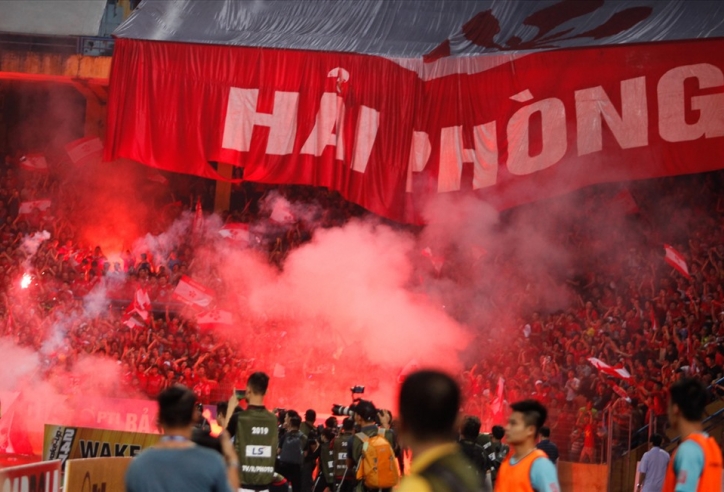 V-League side Quang Ninh and Hai Phong to receive penalties from VFF for flares sticks reasons
