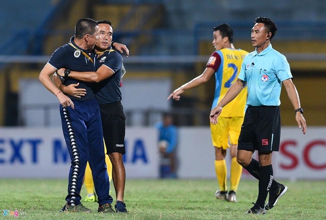 Coach Chu Dinh Nghiem receives heavy punishment, Hanoi FC loses it head coach in HAGL match