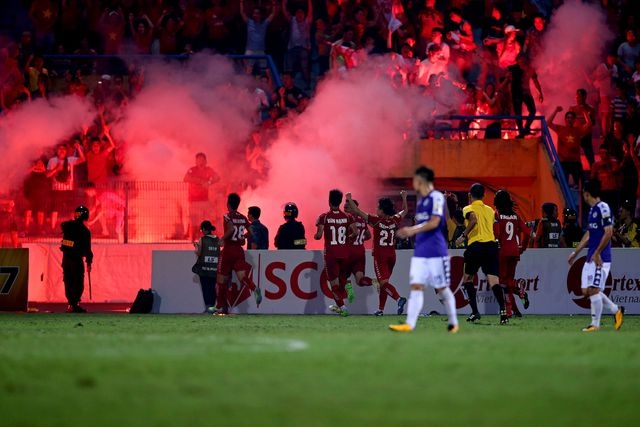 VFF demands criminal penalties for shooting flares at Hanoi-Nam Dinh football match