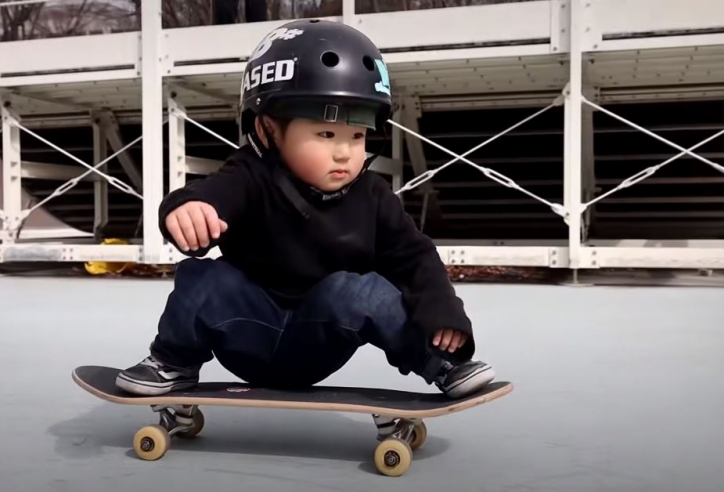 VIDEO: Cậu bé Rita 3 tuổi chơi SKATE cực dễ thương đốn tim bao người xem