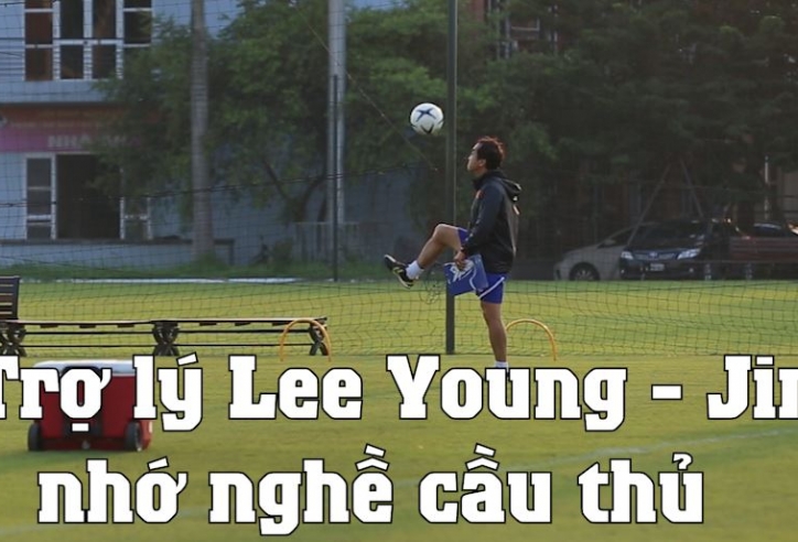 VIDEO:Trợ lý Lee Young-Jin ngẫu hứng biểu diễn kỹ năng với trái bóng