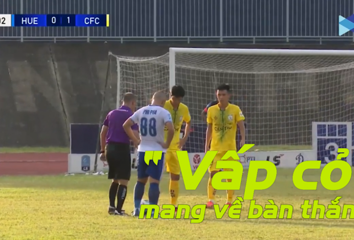 VIDEO: Trọng tài gây tranh cãi, cầu thủ 'vấp cỏ' mang về bàn thắng