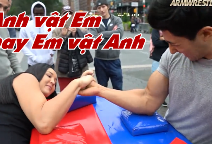VIDEO: Cận cảnh cô gái 'gạ' vật tay với các chàng trai trên đường phố New York