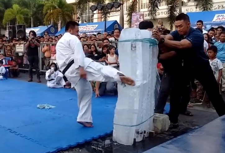 VIDEO: Màn công phá 'tảng băng lạnh' nhờ cú đá hủy diệt của Karate