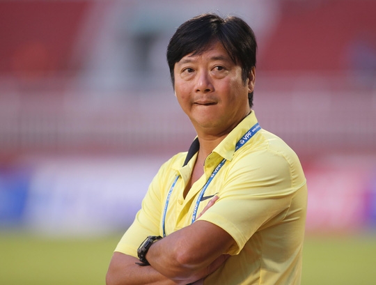 HLV Lê Huỳnh Đức than trời về chất lượng trọng tài tại V-League