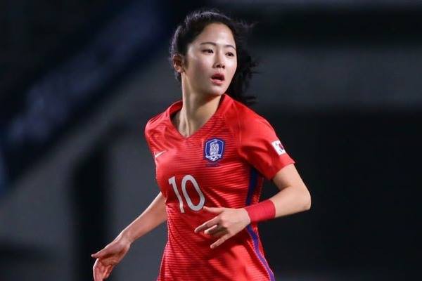 Vẻ đẹp của tiền vệ được mệnh danh 'nữ thần sân cỏ' Hàn Quốc