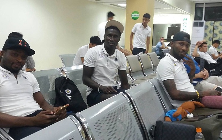 Các cầu thủ Hà Nội FC bị 'hành xác' ở sân bay Philippines