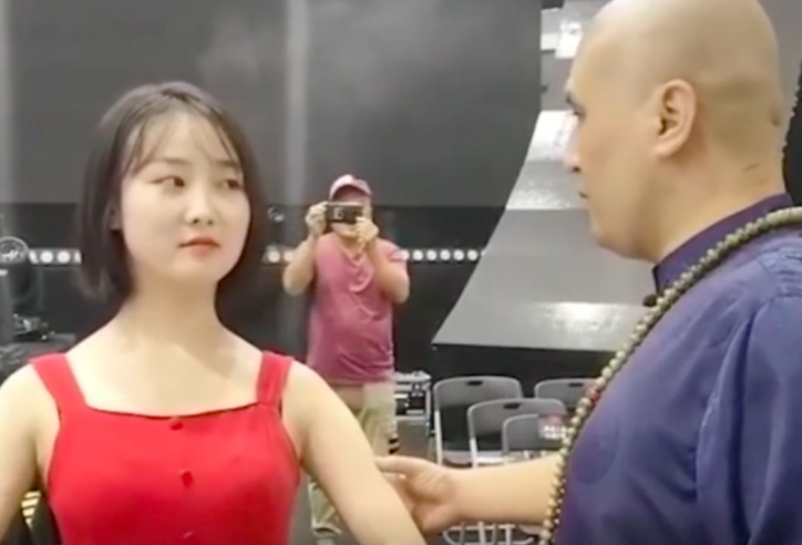 VIDEO: Bại tướng Từ Hiểu Đông trổ tài điểm huyệt 'hot girl'