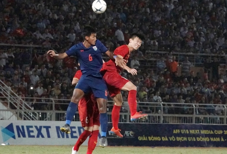 VIDEO: Cầu thủ U18 Thái Lan tức giận, đá bóng thẳng vào người Kim Nhật