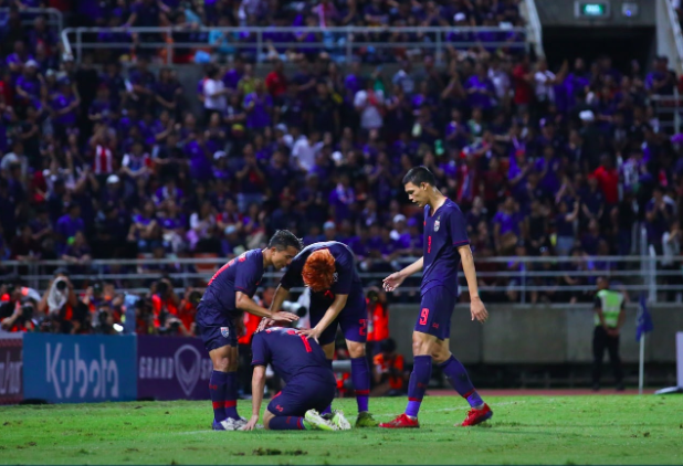 Supachok khóc và xin lỗi vì bỏ lỡ cơ hội ghi bàn vào lưới Việt Nam