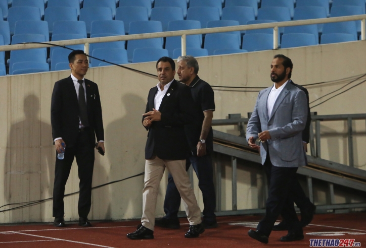 Đội tuyển UAE đón vị khách đặc biệt trong buổi tập ở Mỹ Đình