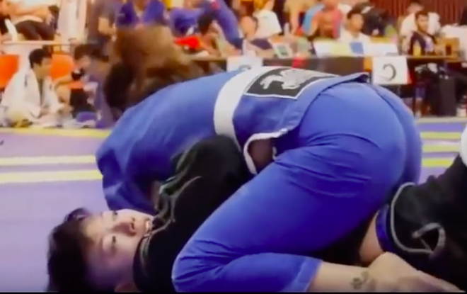 VIDEO: Cô gái xinh đẹp bắt đối thủ nam ôm hận trên sàn Judo