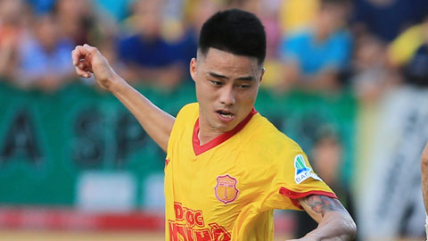VIDEO: Cựu tuyển thủ Việt Nam nhận thẻ đỏ hy hữu sau 2 phút vào sân