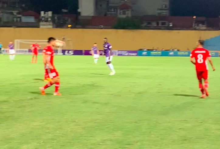 VIDEO: Cầu thủ Viettel choáng váng khi lĩnh trọn quả bóng vào mặt