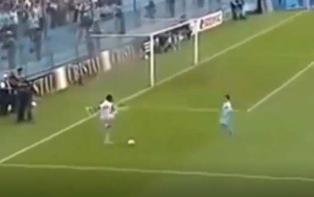 VIDEO: Thủ môn định cố tình đá hụt bóng nhưng hụt thật