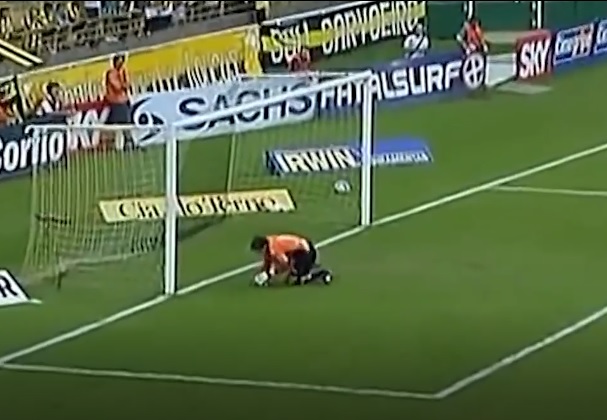 VIDEO: Thủ môn tự ném bóng vào lưới đầy ngỡ ngàng