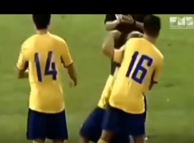 VIDEO: Vật ngửa đồng đội trên sân để trọng tài rút thẻ