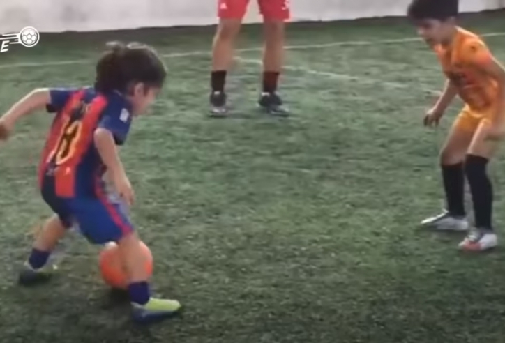 VIDEO: Kinh ngạc với bé gái 5 tuổi đi bóng qua cả 'rừng hậu vệ'