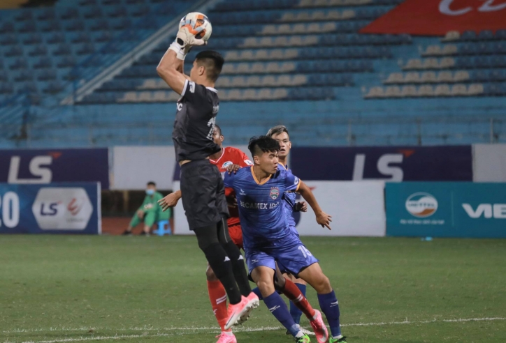 VIDEO: Pha dàn xếp tấn công khiến thủ môn ĐT Việt Nam 'đứng hình'