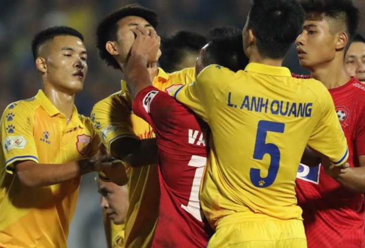 Trung vệ U22 Việt Nam: 'Cầu thủ Nam Định đã bóp cổ tôi'