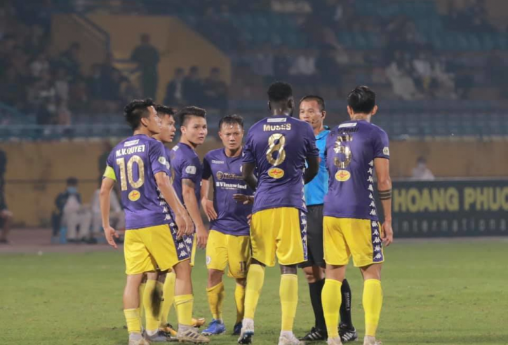 VIDEO: Cầu thủ và BHL Hà Nội muốn 'ăn thua đủ' với trọng tài