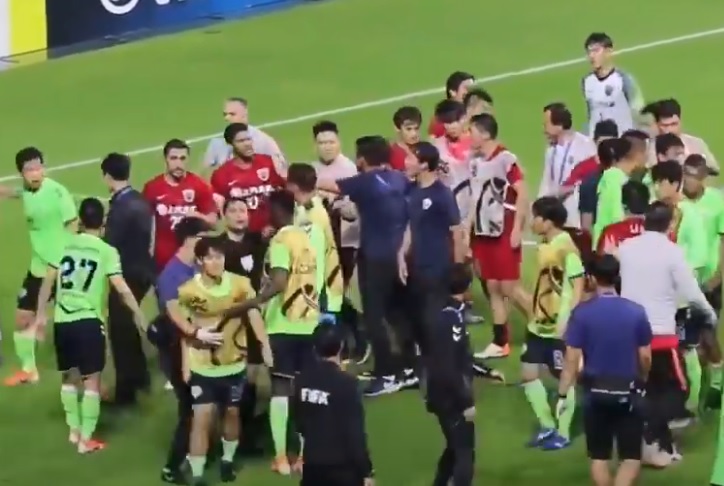 VIDEO: Cầu thủ Trung Quốc dùng kungfu trên sân cỏ