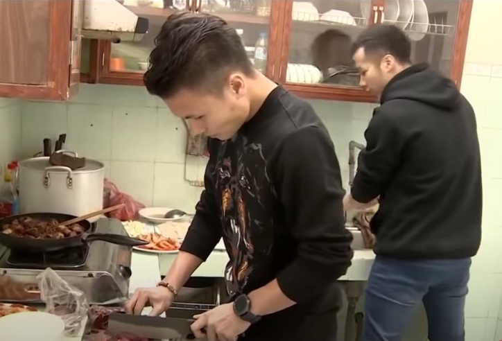 VIDEO: Vào bếp đầu năm cùng Quang Hải