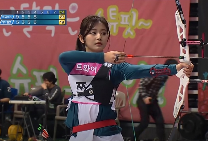 VIDEO: Nữ ca sĩ Hàn Quốc thể hiện tài bắn cung 'bách phát bách trúng'