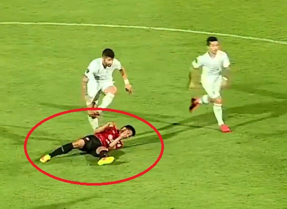 VIDEO: Cầu thủ Muangthong United nằm gục sau pha bóng thô bạo