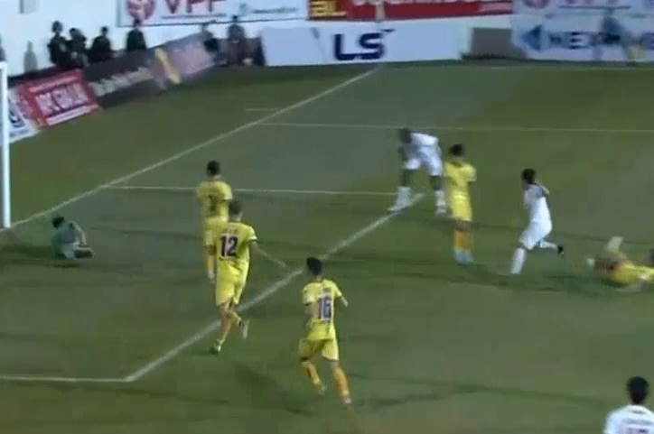VIDEO: Minh Vương ghi bàn thắng đầu tiên cho HAGL dưới thời Kiatisak