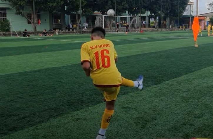 VIDEO: Cầu thủ trẻ SLNA tạt bóng 'hình trái chuối' siêu chính xác