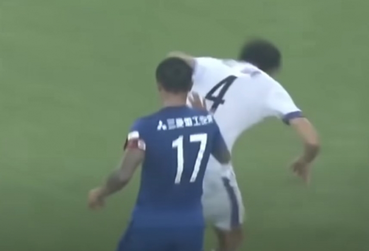 VIDEO: Cầu thủ Trung Quốc chơi ác ý khi đá vào 'hạ bộ' đối thủ