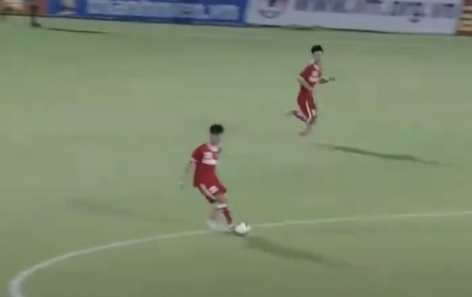 VIDEO: Cầu thủ U19 PVF tái hiện bàn thắng từ giữa sân của Beckham